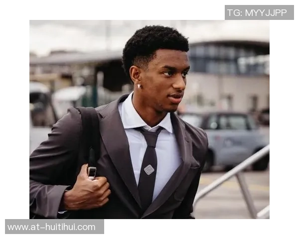 全场大量球迷起立,为赫拉德马丁的出色表现鼓掌! 全场大量球迷起立,为赫拉德马丁的出色表现鼓掌!